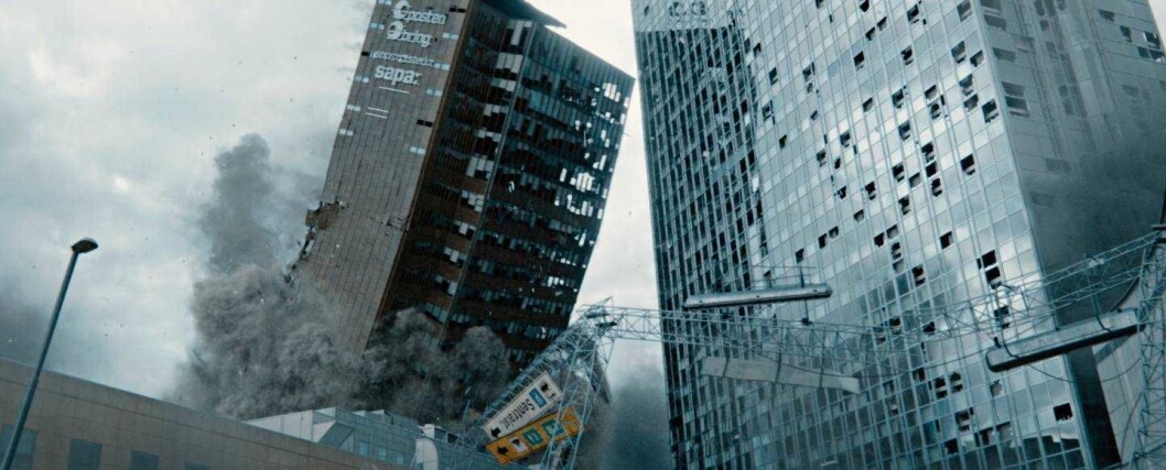 Det føles ekte når Oslo plaza krasjer i Postgirobygget. Foto: Fantefilm / Nordisk Film Distribusjon Det føles ekte når Oslo plaza krasjer i Postgirobygget. Foto: Fantefilm / Nordisk Film Distribusjon