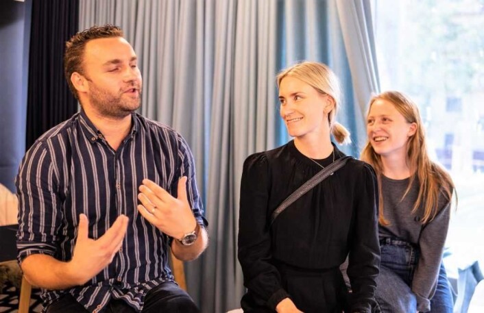 Her skal ungdommene få være uten at vi eksperter skal spørre hvordan de har det i dag, sier teamleder og sosiolog Edin Krajisnik. Line Oma og Agnes Viljugrein kan bare være enige. Foto: Gideon Ngala Her skal ungdommene få være uten at vi eksperter skal spørre hvordan de har det i dag, sier teamleder og sosiolog Edin Krajisnik. Line Oma og Agnes Viljugrein kan bare være enige. Foto: Gideon Ngala