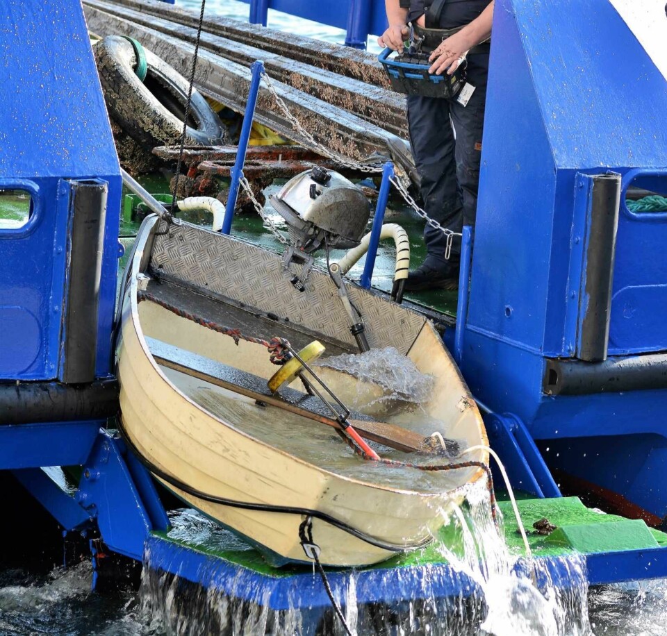En ti fots jolle med en tilsynelatende komplett utenbordsmotor ble fisket opp fra sjøbunnen rett utenfor Vippetangen. Foto: Olga Andresen