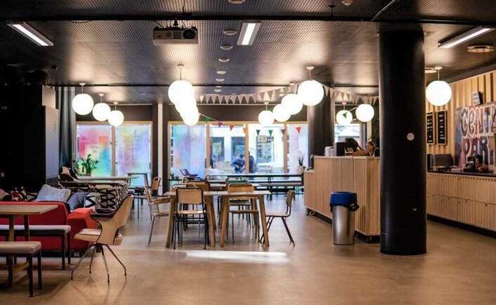 Lokalet som tidligere visstnok så ut som avgangsterminalen på Gardermoen, minner i dag om en café. Foto: Gideon Ngala Lokalet som tidligere visstnok så ut som avgangsterminalen på Gardermoen, minner i dag om en café. Foto: Gideon Ngala