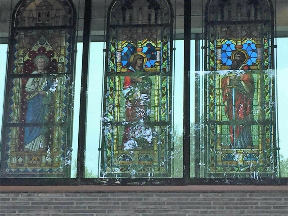 Glassmalerier dominerer den ene veggen i kirken. Foto: Kjersti Opstad