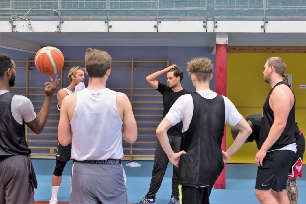 Trener Gunnar Nesbø gir instrukser om kveldens treningsøkt. Fv. Nick Krevens, Mats Selboe(tørker seg rundt munn), Sander Aslesen, Gunner Nesbø(trener), Mangis Vitenas, Anders Stien og bak Anders er Jules Akvama. Foto: Stig Jensen Trener Gunnar Nesbø gir instrukser om kveldens treningsøkt. Fv. Nick Krevens, Mats Selboe(tørker seg rundt munn), Sander Aslesen, Gunner Nesbø(trener), Mangis Vitenas, Anders Stien og bak Anders er Jules Akvama. Foto: Stig Jensen