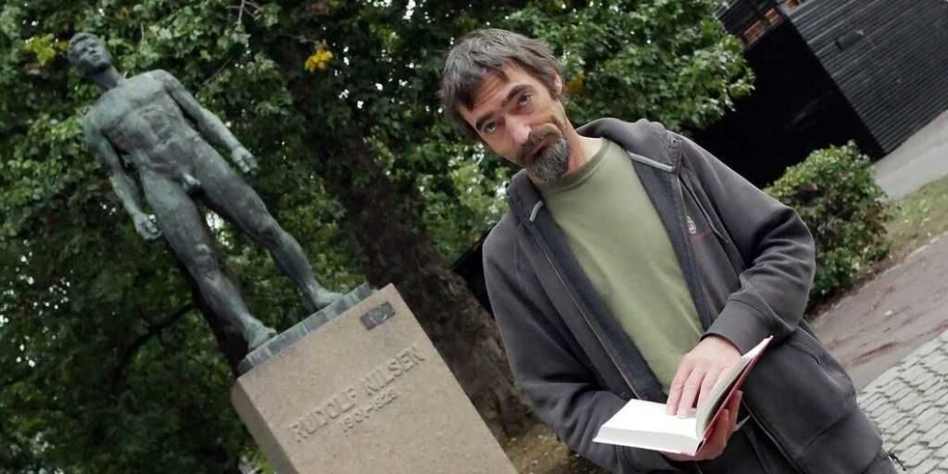 Jan Lange har fått med diktet "Lite arbeiderdikt" i diktsamlingen "Alt skal bli forandra. Snart" utgitt av Res Publica forlag. Bak Lange står statuen av norgeshistoriens kanskje fremste arbeiderpoet, Rudolf Nilsen. Foto: Roy Ervin Solstad Jan Lange har fått med diktet "Lite arbeiderdikt" i diktsamlingen "Alt skal bli forandra. Snart" utgitt av Res Publica forlag. Bak Lange står statuen av norgeshistoriens kanskje fremste arbeiderpoet, Rudolf Nilsen. Foto: Roy Ervin Solstad