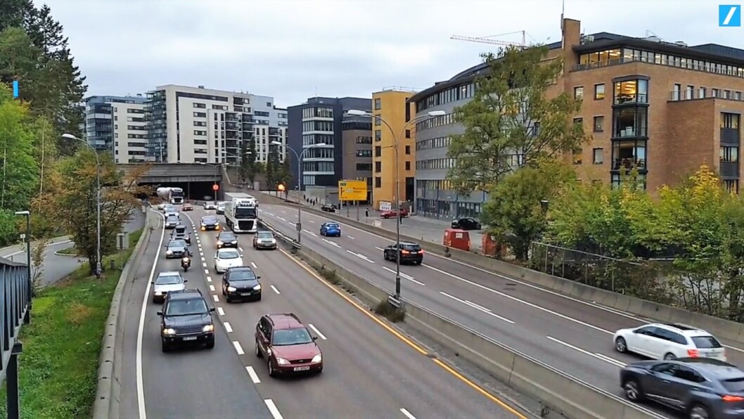 Rundt 150 biler aksjonerte mot bompenger på torsdag. De kjørte i 10-20 km/t fra Skøyen til sentrum. Foto: Marius Stenberg / ABC nyheter Rundt 150 biler aksjonerte mot bompenger på torsdag. De kjørte i 10-20 km/t fra Skøyen til sentrum. Foto: Marius Stenberg / ABC nyheter