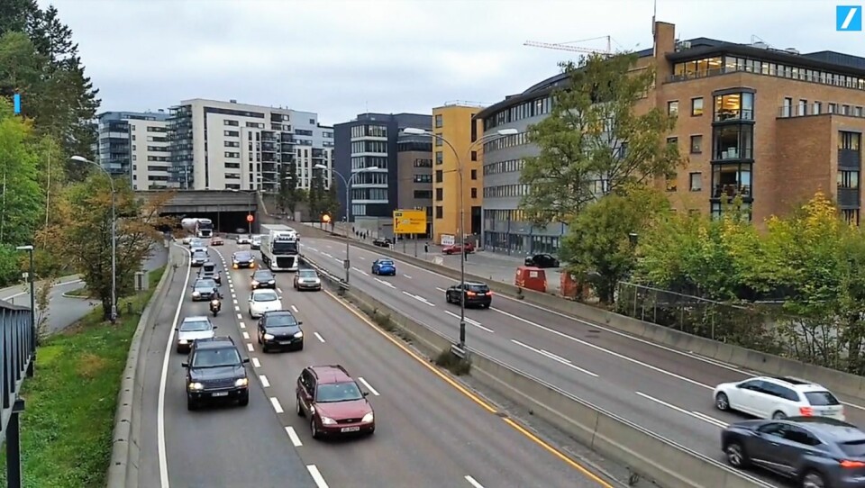 Rundt 150 biler aksjonerte mot bompenger på torsdag. De kjørte i 10-20 km/t fra Skøyen til sentrum. Foto: Marius Stenberg / ABC nyheter