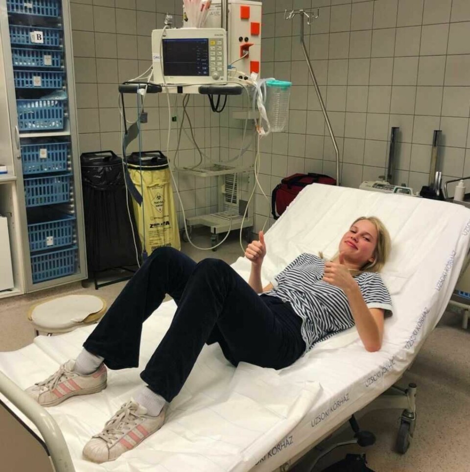 Thea på sykehus i februar i Budapest, hvor hun spilte i Netflix-serien The Last Kingdom. Dette var et jobbrelatert sykehusbesøk, etter at hun falt av en hest... Det er farlig å være viking. Foto: The Sofie Loch Næss