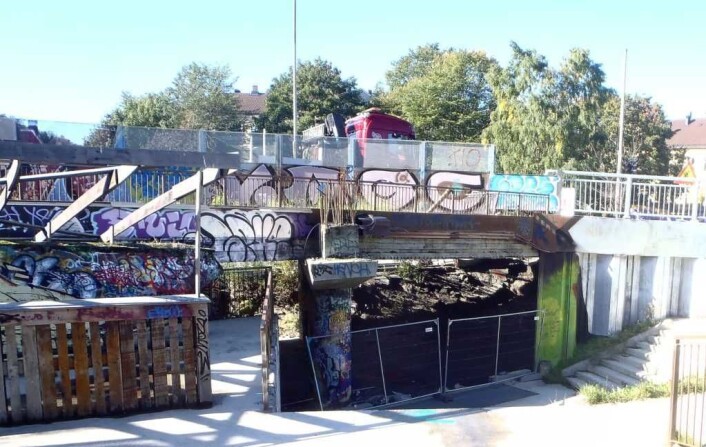 Krakabøla scene har allerede et godt ord på seg hos engelske punk-band. Går alt i orden, kan flere få utfolde seg under brua i Gamlebyen. Foto: Anders Høilund Krakabøla scene har allerede et godt ord på seg hos engelske punk-band. Går alt i orden, kan flere få utfolde seg under brua i Gamlebyen. Foto: Anders Høilund