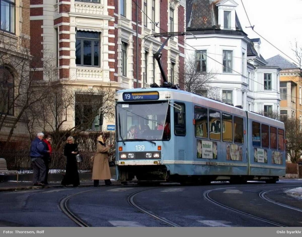 Linje 19 , her på stoppestedet Inkognitogata ved Meltzers gate. Foto: Rolf Thoresen / Oslo byarkiv Linje 19 , her på stoppestedet Inkognitogata ved Meltzers gate. Foto: Rolf Thoresen / Oslo byarkiv