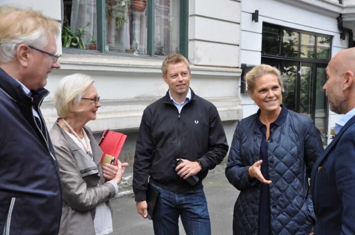 Skovveien velforening føler seg overkjørt av kollektivgiganten Ruter. Men har fått full støtte fra blant andre Frp. Fra venstre; leder i Skovveien velforening Per Andreas Tennfjord, Marit Hvalvik, Frps Tommy Skjervold og Ingvil Smines Tybring-Gjedde lytter til argumenter fra velforeningens Hans Holdener. Foto: Arnsten Linstad Skovveien velforening føler seg overkjørt av kollektivgiganten Ruter. Men har fått full støtte fra blant andre Frp. Fra venstre; leder i Skovveien velforening Per Andreas Tennfjord, Marit Hvalvik, Frps Tommy Skjervold og Ingvil Smines Tybring-Gjedde lytter til argumenter fra velforeningens Hans Holdener. Foto: Arnsten Linstad