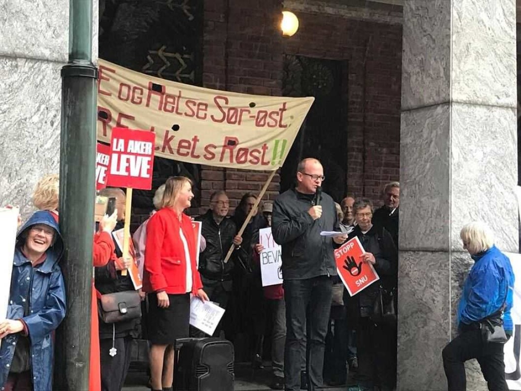 Frode Jacobsen (Ap) møtte tirsdag sykehusdemonstranter i Rådhusets borggård. Foto: Privat Frode Jacobsen (Ap) møtte tirsdag sykehusdemonstranter i Rådhusets borggård. Foto: Privat