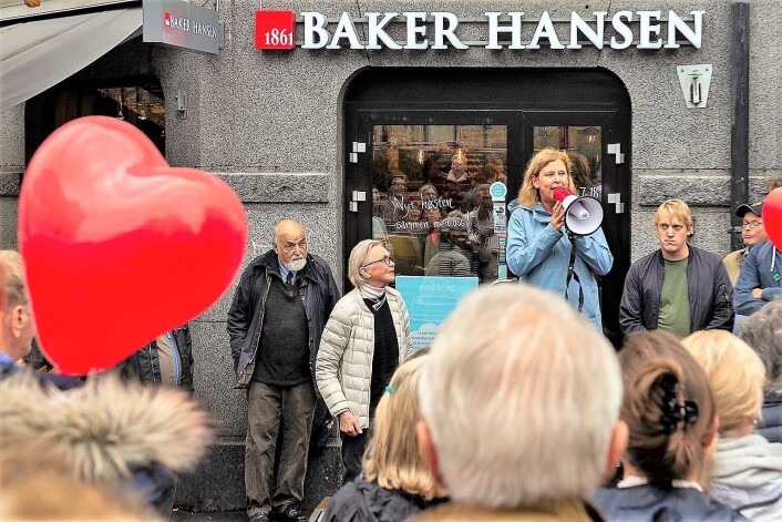 Ikke bare gikk Camilla Wilhelmsen i sitt livs første demonstrasjonstog, hun holdt også appell mot flytting av Briskebytrikken. Til venstre i bildet står Høyres Hermann Kopp lent mot veggen til Baker Hansen i Skovveien. Foto: Morten Lauveng Jørgensen Ikke bare gikk Camilla Wilhelmsen i sitt livs første demonstrasjonstog, hun holdt også appell mot flytting av Briskebytrikken. Til venstre i bildet står Høyres Hermann Kopp lent mot veggen til Baker Hansen i Skovveien. Foto: Morten Lauveng Jørgensen