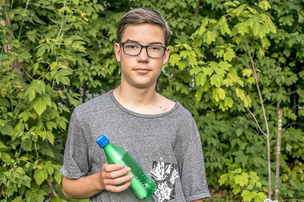 Andrey Sereda holder den grønne flaska han fant langs stranda i hånda. Foto: Privat Andrey Sereda holder den grønne flaska han fant langs stranda i hånda. Foto: Privat