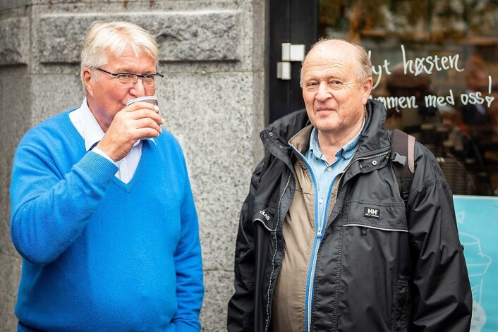 Tidligere justisminister og samferdselsminister Odd Einar Dørum (V) holdt appell og representerte Venstres bystyregruppe i demonstrasjonen. Til venstre nyter Fabian Stang kaffe spandert av den lokale bakeren i Skovveien. Foto: Morten Lauveng Jørgensen Tidligere justisminister og samferdselsminister Odd Einar Dørum (V) holdt appell og representerte Venstres bystyregruppe i demonstrasjonen. Til venstre nyter Fabian Stang kaffe spandert av den lokale bakeren i Skovveien. Foto: Morten Lauveng Jørgensen
