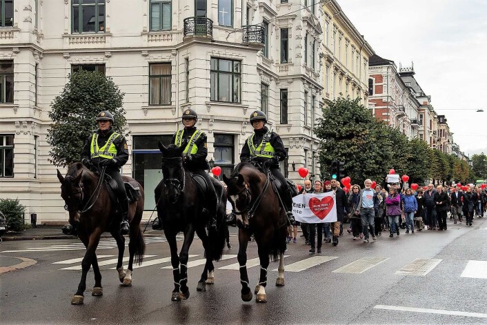 Ridende politi foran demonstrantene på vei ned Skovveien. Omlag 300 mennesker protesterte tirsdag mot trikk i Skovveien. Foto: Morten Lauveng Jørgensen Ridende politi foran demonstrantene på vei ned Skovveien. Omlag 300 mennesker protesterte tirsdag mot trikk i Skovveien. Foto: Morten Lauveng Jørgensen