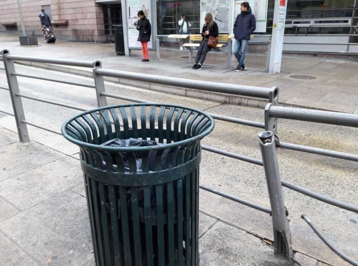 Søppeldunken kjenner alle til, men at røret til høyre for den er til å kvitte seg med sigarettsneiper er ikke like opplagt. Røret har dessuten vært fullt i lengre tid. Foto: Anders Høilund Søppeldunken kjenner alle til, men at røret til høyre for den er til å kvitte seg med sigarettsneiper er ikke like opplagt. Røret har dessuten vært fullt i lengre tid. Foto: Anders Høilund