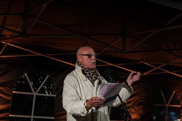 Skuespiller Ola B Johannessen leste det rasende umoderne diktet, Elvira av Olaf Bull. Foto: Erik Haukebø Skuespiller Ola B Johannessen leste det rasende umoderne diktet, Elvira av Olaf Bull. Foto: Erik Haukebø