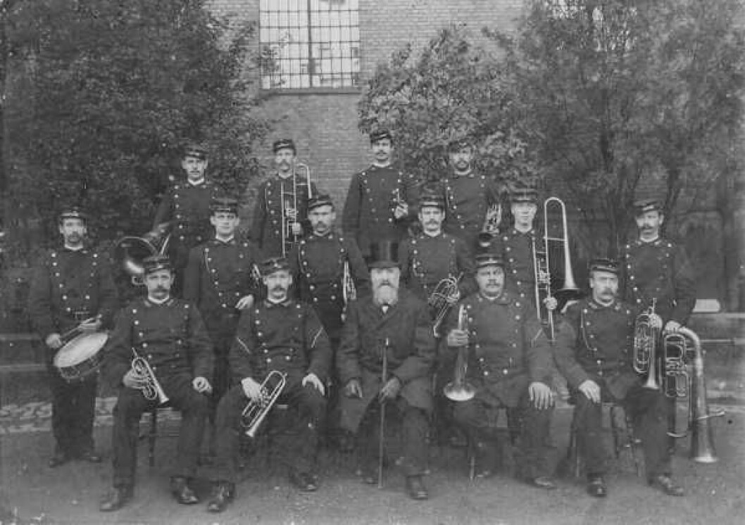 Brannvesenets musikkorps i 1900. Dirigent Ole Olsen foran i midten. Foto: N. Egeberg / Oslo museum Brannvesenets musikkorps i 1900. Dirigent Ole Olsen foran i midten. Foto: N. Egeberg / Oslo museum