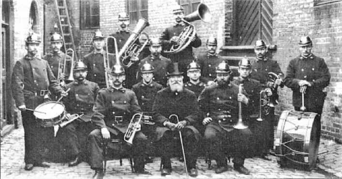 Oslo brannvesens musikkorps i 1897, med dirigent Ole Olsen i midten. Stortrommen er fortsatt i Oslo brannvesens musikkorps' eie. Foto: OBM Oslo brannvesens musikkorps i 1897, med dirigent Ole Olsen i midten. Stortrommen er fortsatt i Oslo brannvesens musikkorps' eie. Foto: OBM