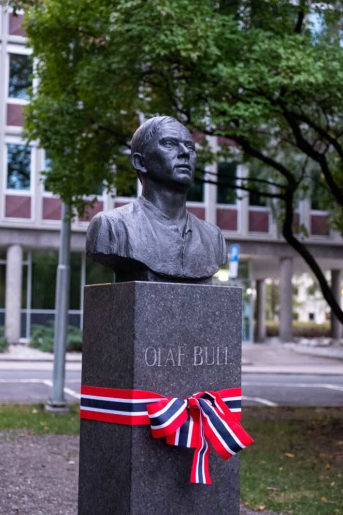Joseph Grimelands byste av dikteren Olaf Bull står nå på Olaf Bulls plass på Skillebekk. Foto: Erik Haukebø Joseph Grimelands byste av dikteren Olaf Bull står nå på Olaf Bulls plass på Skillebekk. Foto: Erik Haukebø