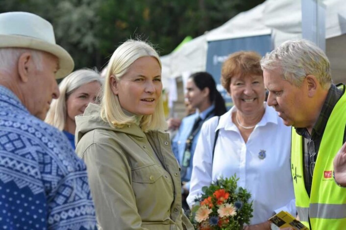 Initiativtaker Hans-Kristian Ringvold forteller kronprinsessen hvordan Dagsravnene hjelper ungdom i området. Foto: Olga Andresen Initiativtaker Hans-Kristian Ringvold forteller kronprinsessen hvordan Dagsravnene hjelper ungdom i området. Foto: Olga Andresen