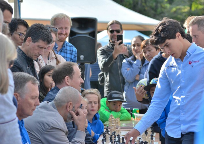 Junior-verdensmester i sjakk, Aryan Tari, blir utfordret av 17 motstandere. Foto: Olga Andresen Junior-verdensmester i sjakk, Aryan Tari, blir utfordret av 17 motstandere. Foto: Olga Andresen