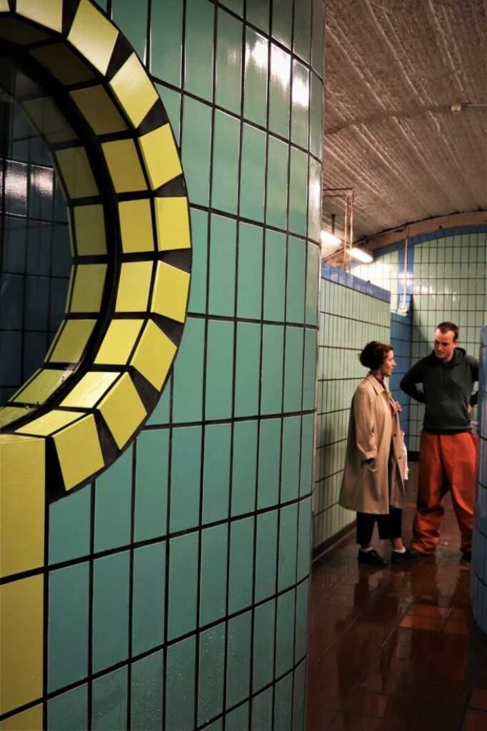Mellom 30 og 40 bilder skal opp på veggene. Diskusjoner om hva som skal hvor er en del av arbeidet, mener Emma Lomell og Eivind Kristiansen. Foto: Raquel Monteiro Mellom 30 og 40 bilder skal opp på veggene. Diskusjoner om hva som skal hvor er en del av arbeidet, mener Emma Lomell og Eivind Kristiansen. Foto: Raquel Monteiro