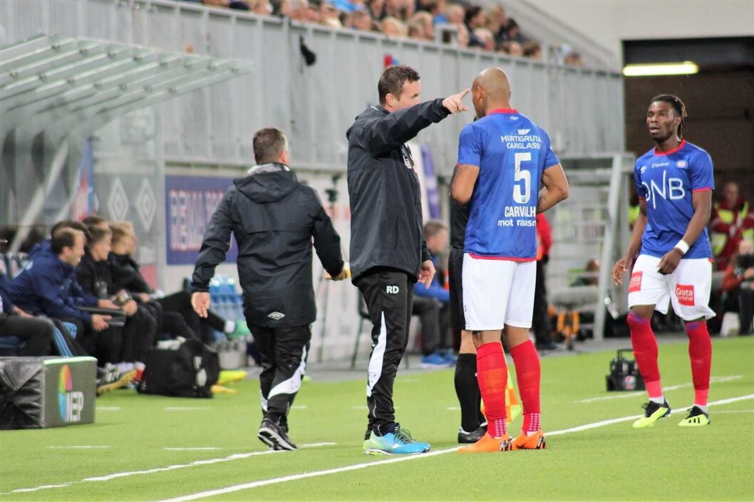 Deila gir instrukser i et spilleavbrekk. Foto: André Kjernsli Deila gir instrukser i et spilleavbrekk. Foto: André Kjernsli
