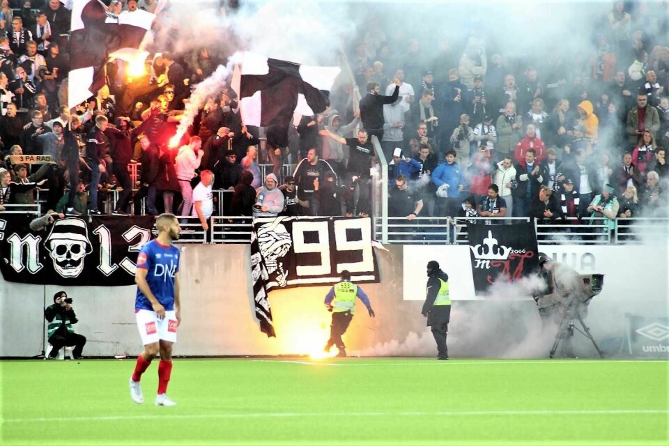 RBK-fansen kastet bluss inn på banen. Foto: André Kjernsli