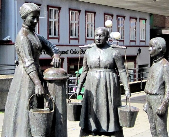 "Konene ved vannposten" er laget av skulptør Odd Hilt og illustrerer livet på Tøyen da bygårdene ikke hadde innlagt vann. På det "nye" torget er de historiske skulpturene flyttet og blitt gjemt bort i utkanten av torget. Foto: Geir Hem "Konene ved vannposten" er laget av skulptør Odd Hilt og illustrerer livet på Tøyen da bygårdene ikke hadde innlagt vann. På det "nye" torget er de historiske skulpturene flyttet og blitt gjemt bort i utkanten av torget. Foto: Geir Hem