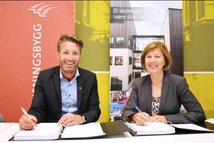 Kontraktsignering: Erik Økland i Veidekke og Rigmor Helene Hansen i Undervisningsbygg signerer kontrakten for nye Ruseløkka skole. Foto: Undervisningbygg Kontraktsignering: Erik Økland i Veidekke og Rigmor Helene Hansen i Undervisningsbygg signerer kontrakten for nye Ruseløkka skole. Foto: Undervisningbygg