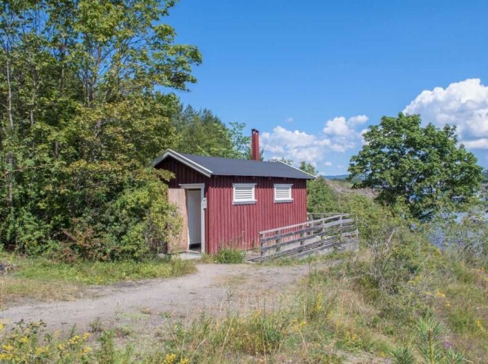Snart kan det gå mot kroken på døra for den gamle utedoen på Gressholmen. Foto: Kyrre S. Seim Snart kan det gå mot kroken på døra for den gamle utedoen på Gressholmen. Foto: Kyrre S. Seim