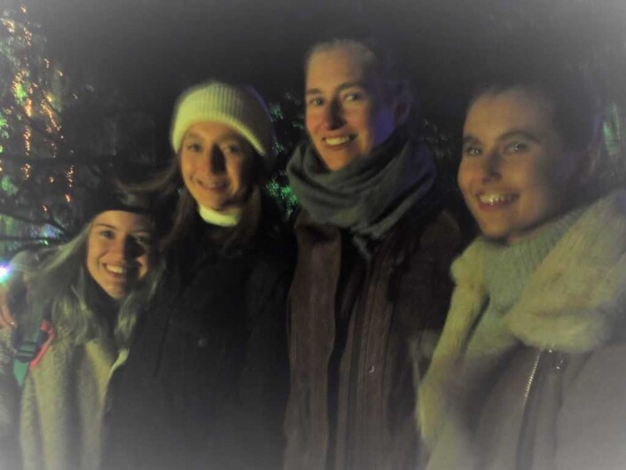 Fra venstre: Lotte Henningsen, Isabell Prytz, Heidi Ellstad og Madeleine Åbyholm brukte en hel dag med å pakke inn Isabell i tape for å lage sin lysende danserinne. Foto: Anders Høilund Fra venstre: Lotte Henningsen, Isabell Prytz, Heidi Ellstad og Madeleine Åbyholm brukte en hel dag med å pakke inn Isabell i tape for å lage sin lysende danserinne. Foto: Anders Høilund