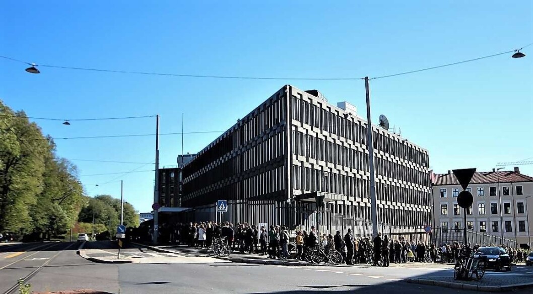 Køen strakk seg ned langs hele kvartalet da hundrevis av skuelystne oslofolk ville ta USAs gamle ambassade i nærmere øyensyn på lørdag. Foto: André Kjernsli Køen strakk seg ned langs hele kvartalet da hundrevis av skuelystne oslofolk ville ta USAs gamle ambassade i nærmere øyensyn på lørdag. Foto: André Kjernsli