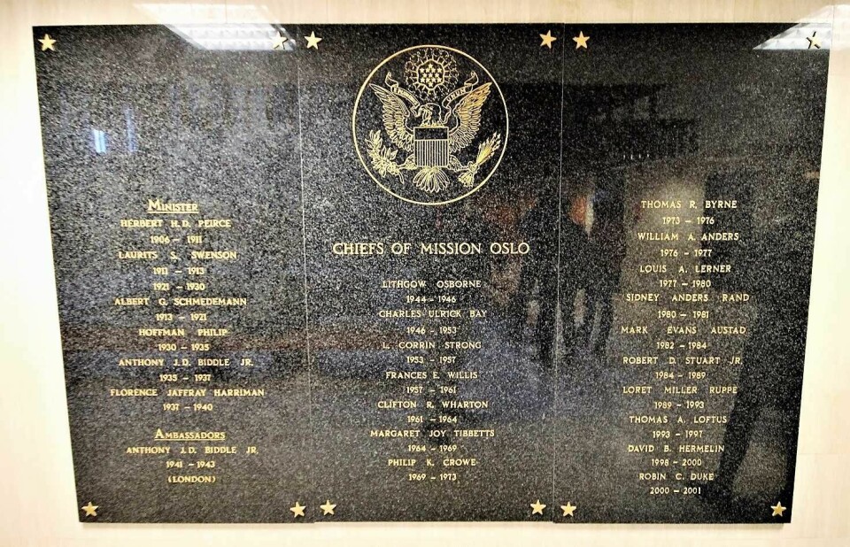 På veggen henger navnene på tidligere ambassadører og ledere for USAs legasjon i Oslo. Foto: André Kjernsli
