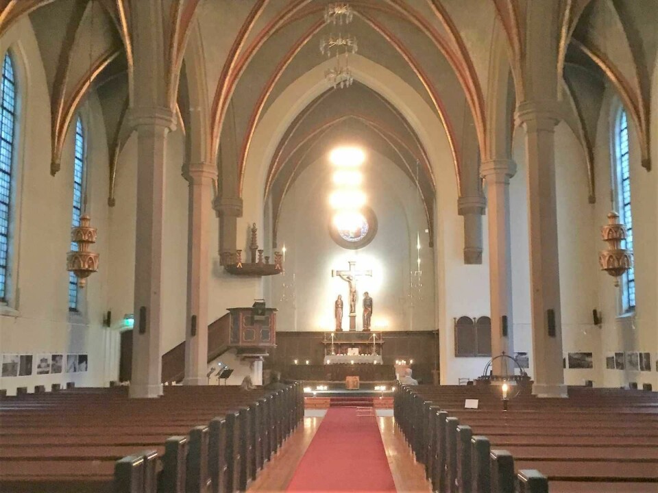 Det vakre kirkerommet gir en besøkende en følelse av å komme inn i en katedral. Foto: Kjersti Opstad