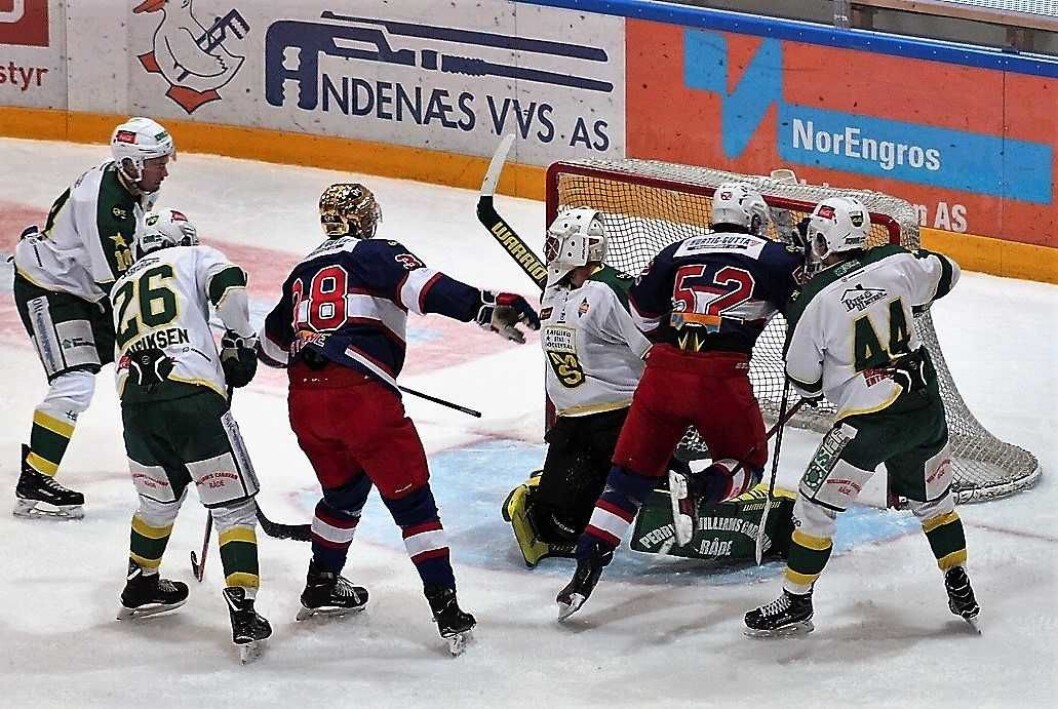 Engas Andreas Stene utligner til 2-2 i slutten av 2. periode. Foto: Andrè Kjernsli Engas Andreas Stene utligner til 2-2 i slutten av 2. periode. Foto: Andrè Kjernsli