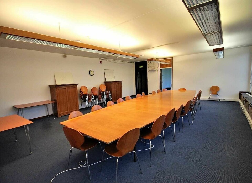 Møblene står igjen i et av møterommene. Foto: André Kjernsli