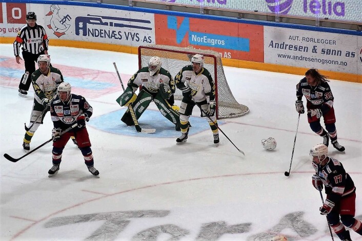 Til høyre i bildet sees Vålerengas Martin Laumann Ylven med flagrende hår etter å ha mistet hjelmen i en duell. Foto: Andrè Kjernsli Til høyre i bildet sees Vålerengas Martin Laumann Ylven med flagrende hår etter å ha mistet hjelmen i en duell. Foto: Andrè Kjernsli