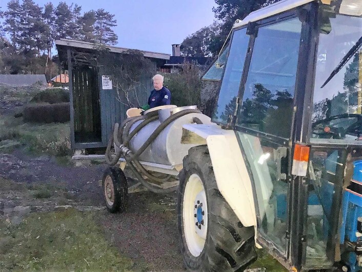 Både turister og øyfolkets etterlatenskaper må manuelt fylles over i septiktank som trekkes av en traktor ombord på båt til fastlandet. Foto: Hanne Finstad Både turister og øyfolkets etterlatenskaper må manuelt fylles over i septiktank som trekkes av en traktor ombord på båt til fastlandet. Foto: Hanne Finstad