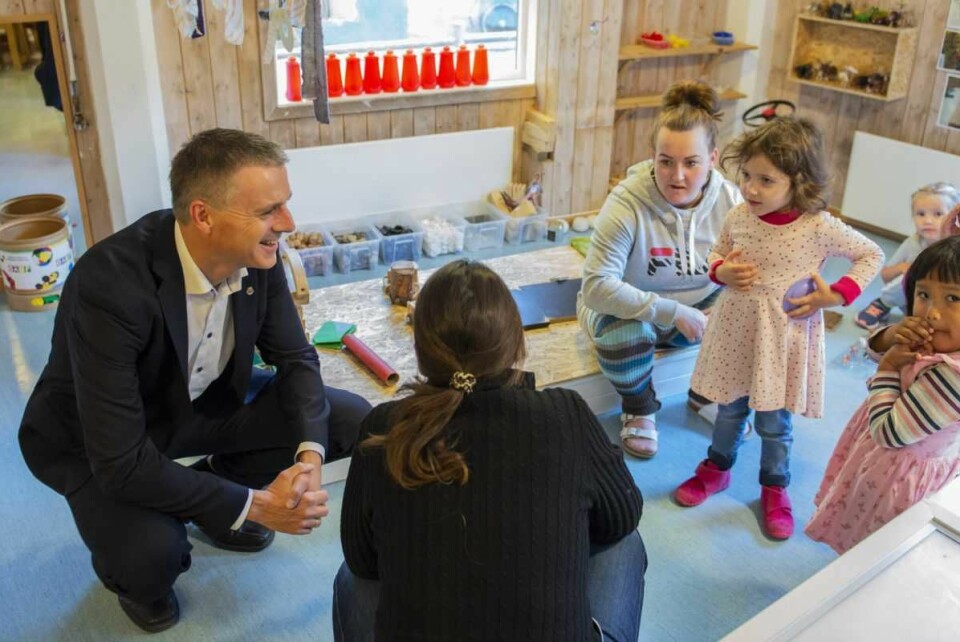 Næringsbyråd Kjetil Lund møter barna i Hamna barnehage. Foto: Morten Lauveng Jørgensen
