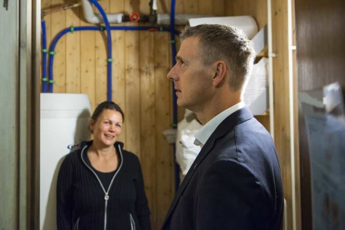 Barnehagestyrer Kristin Hoen viser byråd Kjetil Lund hvor oppussing trengs. Foto: Morten Lauveng Jørgensen Barnehagestyrer Kristin Hoen viser byråd Kjetil Lund hvor oppussing trengs. Foto: Morten Lauveng Jørgensen