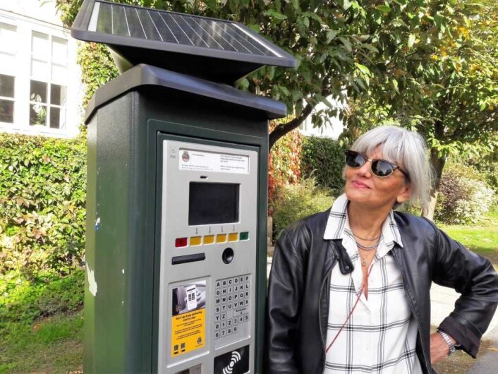 Angela Amoroso, fra Jessenløkken, mener at parkeringsautomaten burde stått ved butikkene i Jacob Aallsgate gate ved Schwach gate. Da hadde den vært lettere å finne for kundene som parkerer der. Foto: Anders Høilund Angela Amoroso, fra Jessenløkken, mener at parkeringsautomaten burde stått ved butikkene i Jacob Aallsgate gate ved Schwach gate. Da hadde den vært lettere å finne for kundene som parkerer der. Foto: Anders Høilund