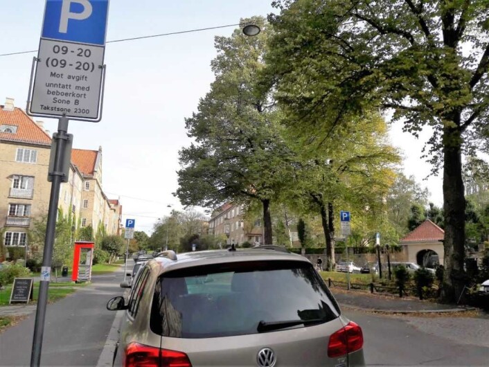 Bymiljøetaten mener det ikke er tilstrekkelig med ett skilt for å markere at det er beboerparkering i Jacob Aalls gate mellom Suhms gate og Schwachs gate, men at det trengs et parkeringsskilter ved hvert portrom på strekningen. Foto: Anders Høilund Bymiljøetaten mener det ikke er tilstrekkelig med ett skilt for å markere at det er beboerparkering i Jacob Aalls gate mellom Suhms gate og Schwachs gate, men at det trengs et parkeringsskilter ved hvert portrom på strekningen. Foto: Anders Høilund