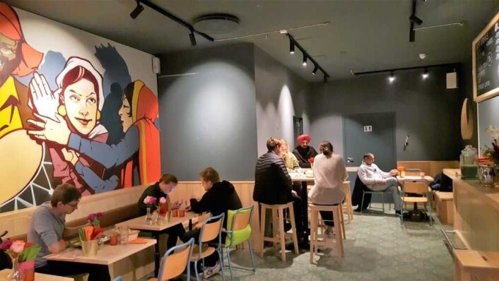 Det var avslappet stemning men folk ved mange av bordene når VårtOslo var på besøk i går kveld, på åpningsdagen. Foto: Tarjei Kidd Olsen Det var avslappet stemning men folk ved mange av bordene når VårtOslo var på besøk i går kveld, på åpningsdagen. Foto: Tarjei Kidd Olsen