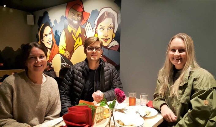 Mettede gjester fra venstre: Hedda Hatløy Kristiansen, David Andresen og Camilla B. Nicolaisen på Punjab Tandoori i går kveld. Foto: Tarjei Kidd Olsen Mettede gjester fra venstre: Hedda Hatløy Kristiansen, David Andresen og Camilla B. Nicolaisen på Punjab Tandoori i går kveld. Foto: Tarjei Kidd Olsen
