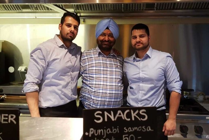 Punjab Tandoori er en familiebedrift. Bak disken i nye Punjab Tandoori, kun en måned etter de fant lokalet, står pappa, Punjab Tandoori-stifter og sjef Harinder Singh (midten), sønn og altmuligmann Gurkirt Singh (t.v.) og sønn og daglig leder, Sukhbir Singh (t..h.). Foto: Tarjei Kidd Olsen Punjab Tandoori er en familiebedrift. Bak disken i nye Punjab Tandoori, kun en måned etter de fant lokalet, står pappa, Punjab Tandoori-stifter og sjef Harinder Singh (midten), sønn og altmuligmann Gurkirt Singh (t.v.) og sønn og daglig leder, Sukhbir Singh (t..h.). Foto: Tarjei Kidd Olsen