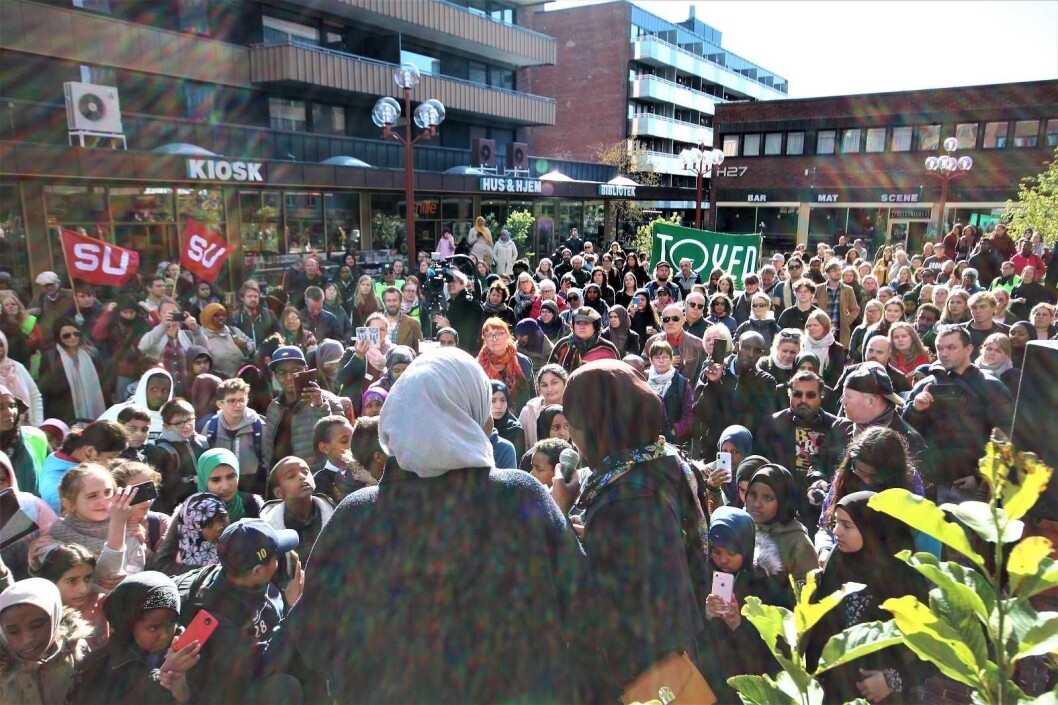 Her på Tøyen torg ønsker den islamofobe organisasjonen SIAN å holde en stand i september Bildet er fra en tidligere demonstrasjon mot rasisme på samme sted.
Foto: André Kjernsli Her på Tøyen torg ønsker den islamofobe organisasjonen SIAN å holde en stand i september Bildet er fra en tidligere demonstrasjon mot rasisme på samme sted.
Foto: André Kjernsli