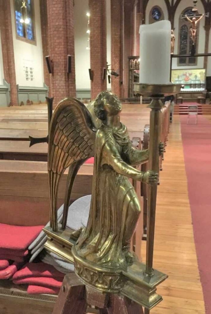 Knelende engel, av Emanuel Vigeland, møter kirkegjerne i døra. Foto: Kjersti Opstad Knelende engel, av Emanuel Vigeland, møter kirkegjerne i døra. Foto: Kjersti Opstad