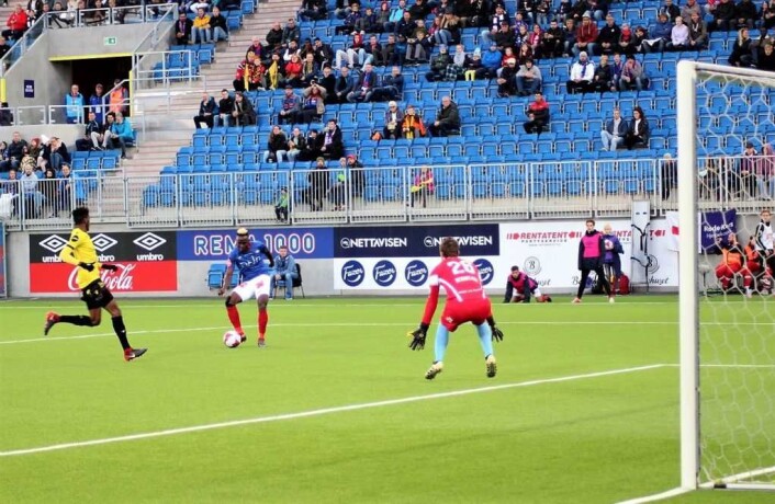 Johnson skrur et lurt skudd forbi keeperen til 1-0. Foto: André Kjernsli Johnson skrur et lurt skudd forbi keeperen til 1-0. Foto: André Kjernsli