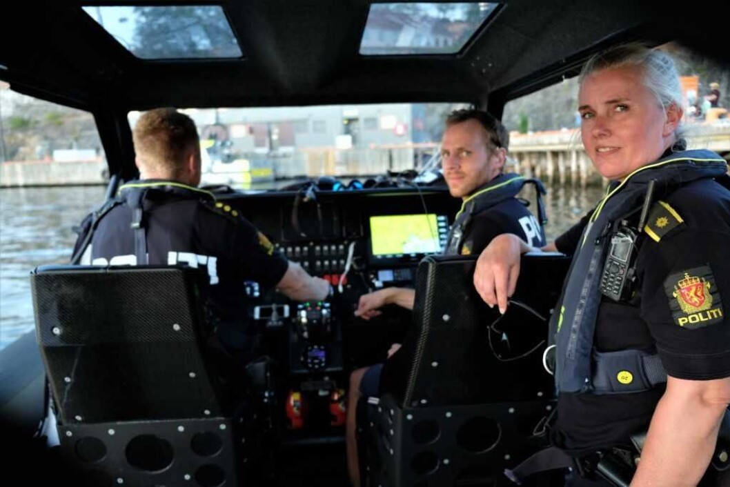 Politiets sjøtjeneste i Oslo; Eva Brekke og kollegene Mats Gjerustad og Trond Erichsen (med ryggen til) har akkurat avsluttet en travel sommer. Nå venter en travel hummersesong. Foto: Christian Boger Politiets sjøtjeneste i Oslo; Eva Brekke og kollegene Mats Gjerustad og Trond Erichsen (med ryggen til) har akkurat avsluttet en travel sommer. Nå venter en travel hummersesong. Foto: Christian Boger